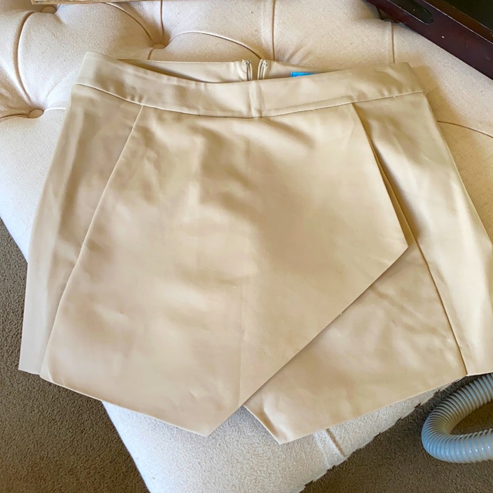 J McLaughlin tan skort 4 small